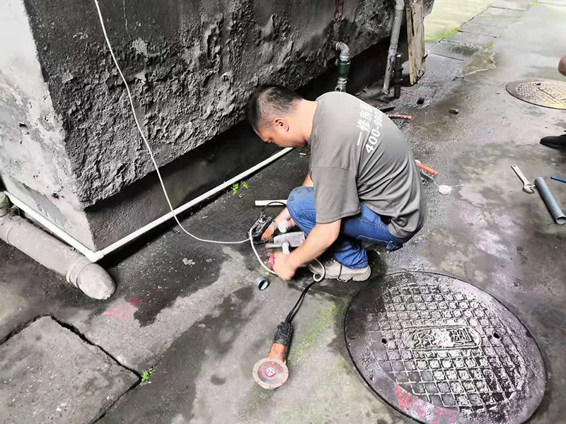 請成都水電維修公司上門處理，老舊水管